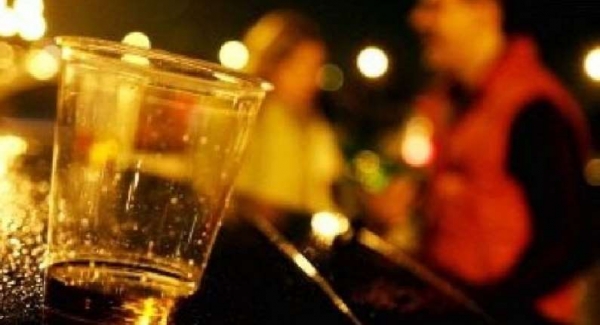 Pelea al calor de bebidas alcohólicas resulta con la muerte y quema de un extranjero